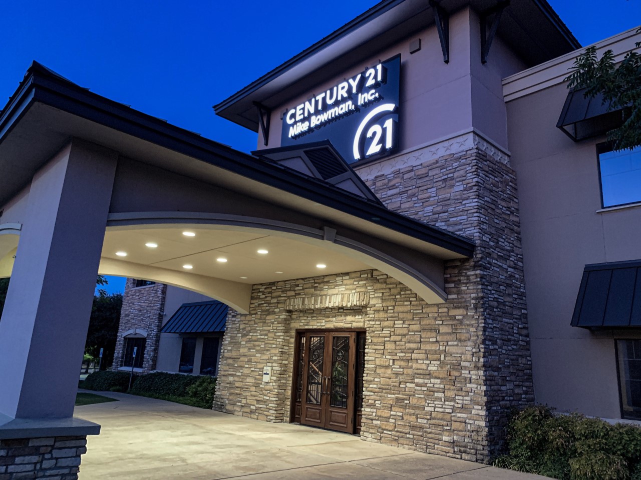Building Lighted Channel Letter Signs