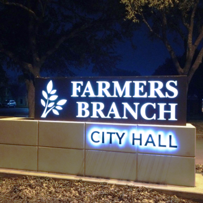 Monument-sign-at-night-farmers-brranch